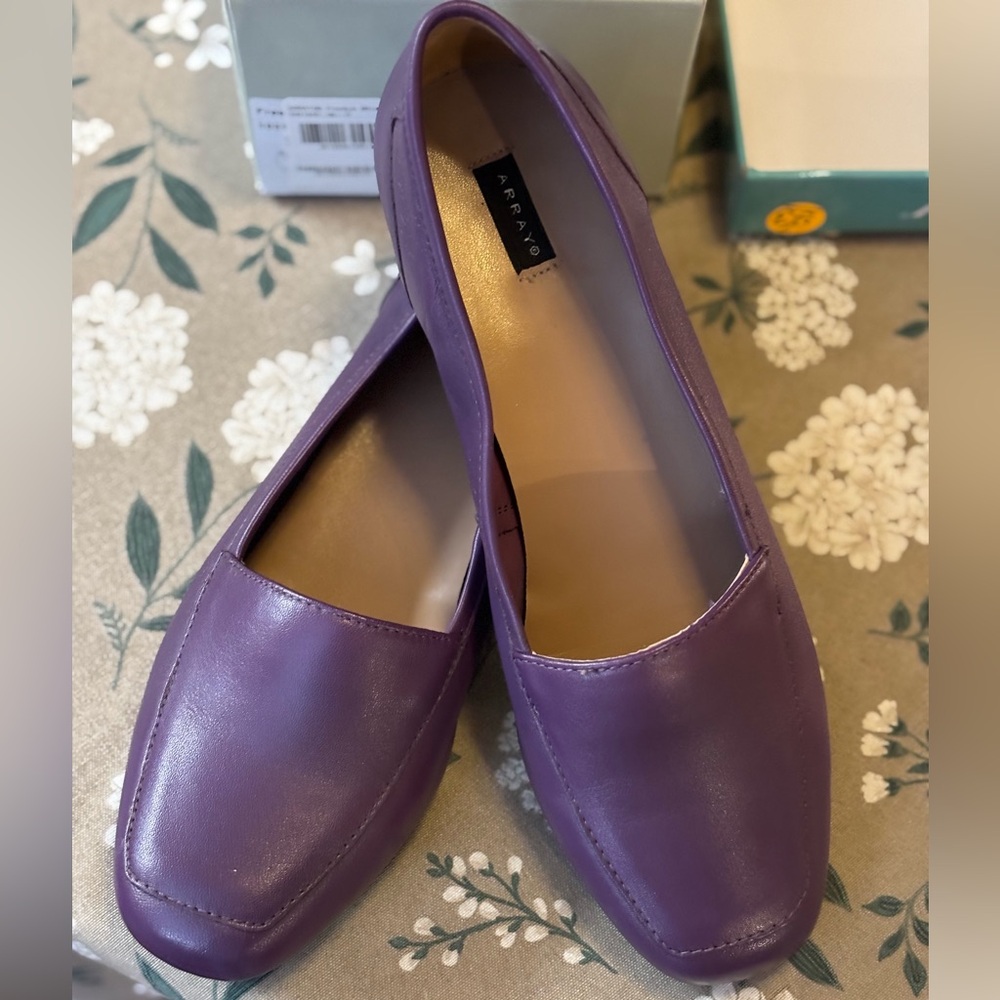 Array Freedom Leather Purple Flats. NIB 9.5 Medium.